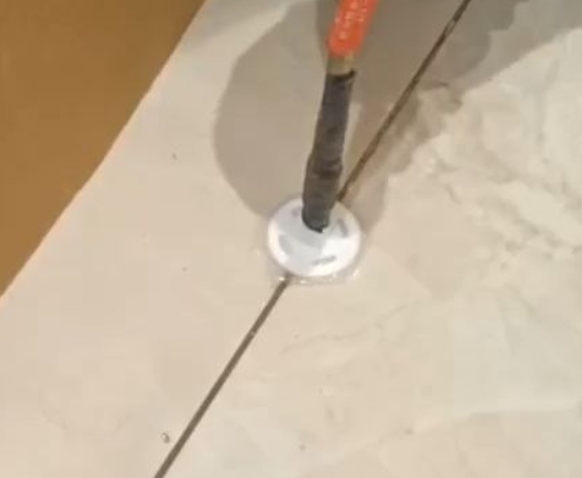 北京市瓷砖空鼓维修公司专业解答瓷砖在铺贴过程中，如果没有涂抹均匀到位的粘结材料（如水泥砂浆或瓷砖胶），可能会导致以下问题