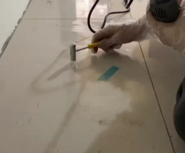 北京市瓷砖开裂维修公司专业分享瓷砖在铺贴前如果没有沥干水分，将会导致以下问题